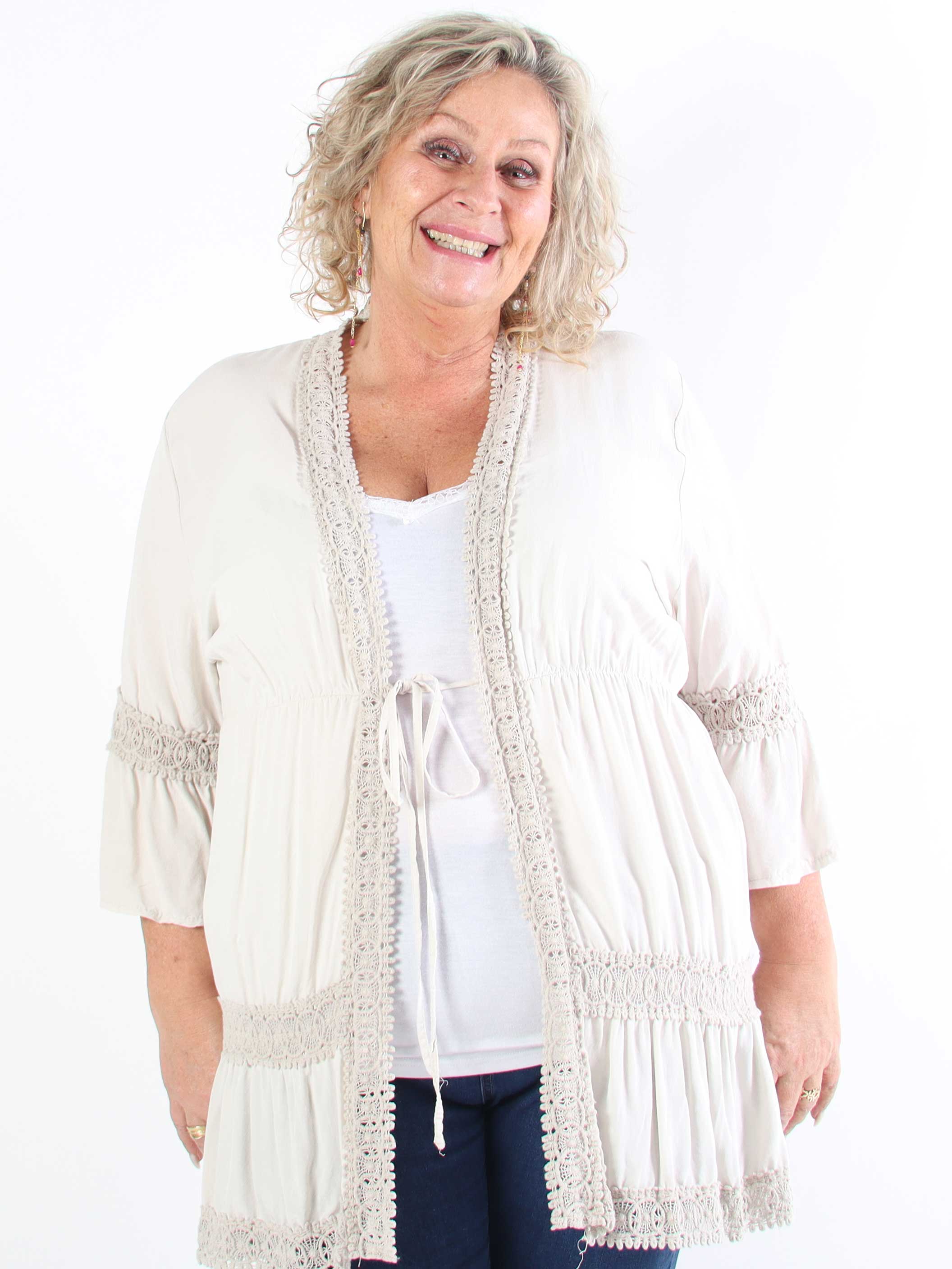 Kiki - Sød plus size kimono med fine blonder